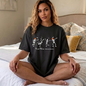 Camiseta de esqueleto de temporada, camiseta de esqueleto de Halloween, linda camiseta de otoño, camiseta de temporada espeluznante, camiseta gráfica de Halloween de Comfort Colors
