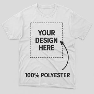 Op de afbeelding: Wit T-shirt met ronde hals. Het heeft een ontwerpgebied gemarkeerd met een gestippelde vierkant en de tekst "YOUR DESIGN HERE". Daaronder staat de tekst "100% POLYESTER" in het zwart gedrukt. Het T-shirt is gemaakt van polyester.