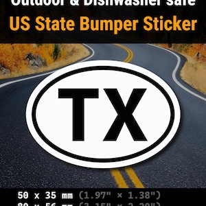 Pode incluir: Um autocolante oval para para-choques com as letras pretas TX num fundo branco com rebordo preto. O texto diz: Outdoor & Dishwasher safe, US State Bumper Sticker, e as dimensões 50 x 35 mm, 80 x 56 mm, 100 x 70 mm.