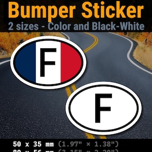 Peut inclure: Deux autocollants ovales pour pare-chocs avec la lettre F. L'un affiche les couleurs du drapeau français bleu, blanc, rouge, l'autre est blanc avec un F noir. Disponible en tailles 50 x 35 mm, 80 x 56 mm et 100 x 70 mm.