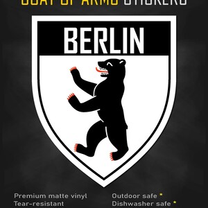 Puede incluir: Una pegatina en forma de escudo con el texto BERLIN sobre un oso negro con garras y lengua rojas sobre fondo blanco. En la parte superior aparece COAT OF ARMS STICKERS. Debajo se lee Premium matte vinyl, Tear-resistant, Water-resistant ink, Outdoor safe, Dishwasher safe y Multiple sizes available.