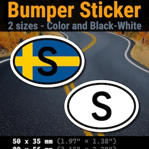 Può includere: Due adesivi ovali per paraurti, uno con la bandiera svedese blu e gialla e una lettera S nera, l'altro bianco con una lettera S nera. Il testo include Outdoor & Dishwasher safe, Bumper Sticker, 2 sizes e le dimensioni 50 x 35 mm, 80 x 56 mm e 100 x 70 mm.