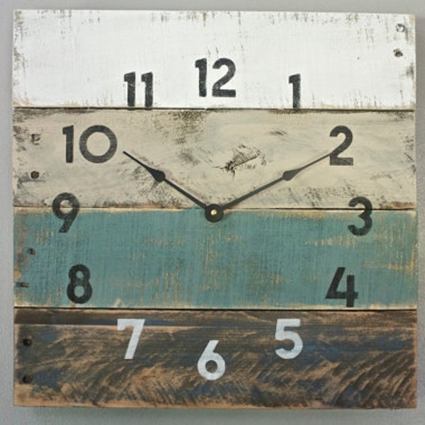 Reloj de pared de madera rústica: decoración de casa de playa en verde azulado desgastado