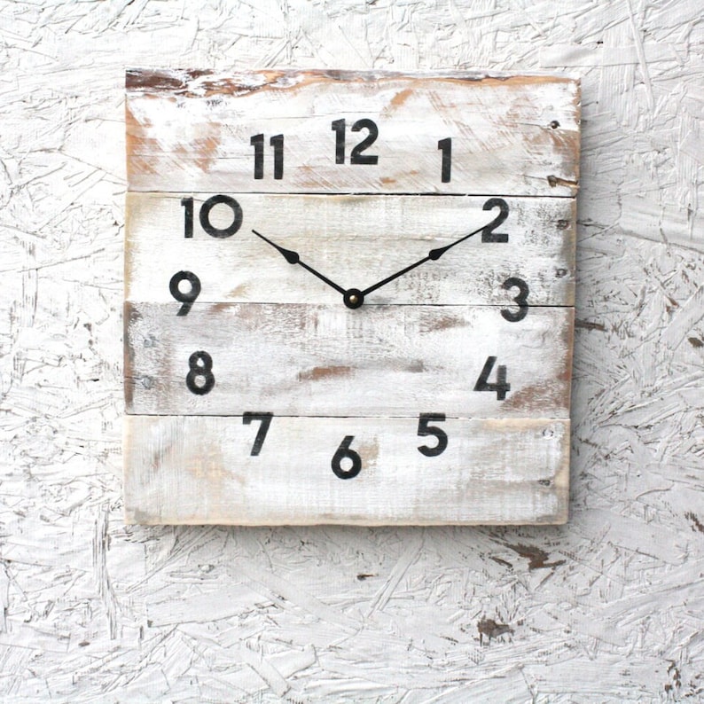 Distressed white wall clock, funky modern farmhouse or coastal chic, reclaimed wood decor zdjęcie 1