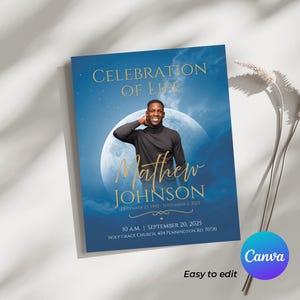 以下が含まれることがあります： 「Celebration of Life」の金色のテキストが入った青いチラシ。月を背景に笑顔の人物の写真が掲載されています。「Matthew Johnson」という名前は金色の筆記体です。日付と時間の詳細が含まれています。