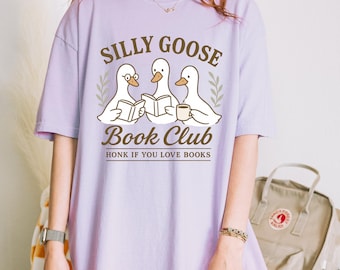 Koszulka Klubu Książki Silly Goose | Koszulka dla Czytelnika w Kolorach Komfortowych | Prezent dla Miłośnika Książek | Koszulka Miłośnika Książek | Neutralna koszulka dla Miłośników Książek
