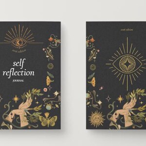 Peut inclure: Deux journaux &agrave; spirales avec des couvertures noires. Le journal de gauche porte les mots "self reflection journal" et un motif d'&oelig;il. Le journal de droite a un motif d'&oelig;il. Les deux journaux ont des illustrations florales et de papillons.