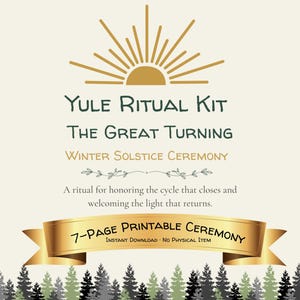Könnte beinhalten: Ein digitaler Druck mit cremefarbenem Hintergrund mit Text und Grafiken. Der Text lautet "Yule Ritual Kit" und "Winter Solstice Ceremony". Ein goldenes Banner besagt "7-Page Printable Ceremony". Der Boden hat eine Waldillustration.