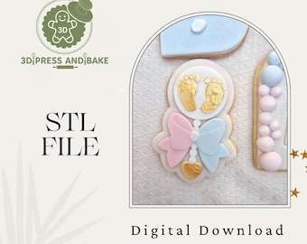 Op de afbeelding: Afbeelding van een baby-thema koekjessnijder ontwerp. Het ontwerp omvat een rammelaar met roze en blauwe strikken, gouden voetafdrukken en de tekst "STL FILE" en "Digital Download". De afbeelding is versierd met gouden sterren.