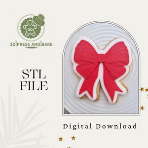 Puede incluir: Una galleta con forma de lazo, con un diseño de lazo rojo y un contorno de glaseado blanco. La galleta está sobre un plato blanco. También se muestra el texto "STL FILE" y "Digital Download".
