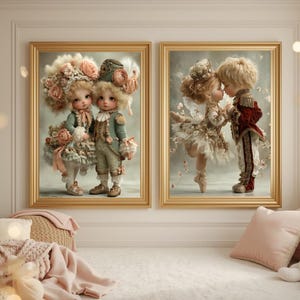 Puede incluir: Dos impresiones artísticas enmarcadas que representan figuras caprichosas con forma de muñeca en trajes ornamentados. Una impresión muestra dos figuras de pie juntas, mientras que la otra representa dos figuras en una pose íntima. Los marcos son dorados y la estética general es suave y romántica.