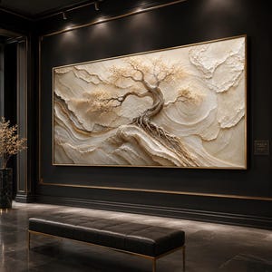 Puede incluir: Una gran pieza de arte mural rectangular que presenta un relieve texturizado en tres dimensiones de un árbol nudoso sobre un paisaje arremolinado de color crema. La obra está enmarcada en un fino marco dorado sobre una pared negra.