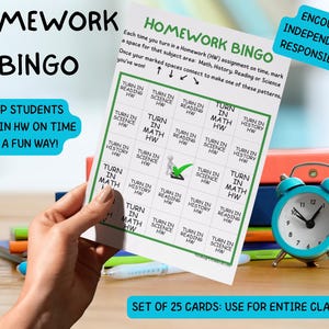 Puede incluir: Una tarjeta de juego de Bingo de tareas es sostenida por una mano, con las palabras "Homework Bingo" en la parte superior. La tarjeta tiene una cuadrícula con áreas temáticas como Matemáticas, Historia y Lectura. Un reloj despertador turquesa y libros están en el fondo.
