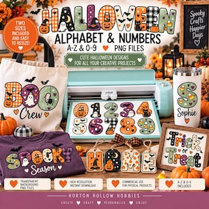 Könnte beinhalten: Ein digitales Grafikset mit Halloween-Alphabetbuchstaben und Zahlen mit Mustern aus Kürbissen, Geistern, Fledermäusen und Spinnen. Die PNG-Dateien werden auf einer Tragetasche, einem Becher und einem T-Shirt zur Veranschaulichung dargestellt.