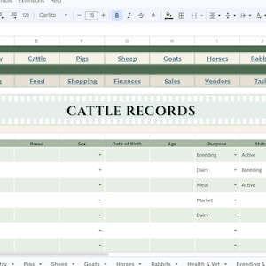 Pode incluir: Uma planilha digital intitulada Cattle Records com abas para Overview, Cattle, Pigs, Sheep, Goats, Horses, Rabbits e Poultry. A tabela rastreia ID do animal, nome, raça, sexo, data de nascimento, idade, propósito, status e peso em libras.