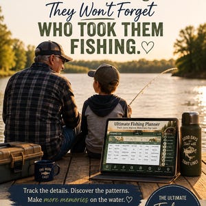 Può includere: Un tablet digitale Ultimate Fishing Planner che mostra un registro di pesca, una tazza blu scuro con il testo ONE MORE CAST e un thermos verde scuro con il testo GOOD DAYS Start with TIGHT LINES, su un molo di legno.