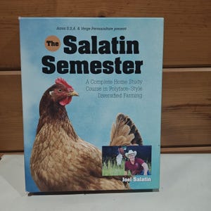 Pode incluir: Capa do livro "The Salatin Semester" com uma ilustração de galinha. O texto diz: "A Complete Home Study Course in Polyface-Style Diversified Farming." Uma pequena foto de um homem está no canto inferior direito.