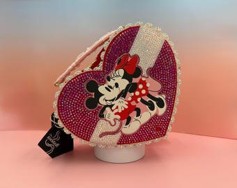 Bolsa transversal Loungefly Disney Mickey e Minnie Caixa de Chocolate em Formato de Coração para o Dia dos Namorados | Bordada à mão | Strass de vidro