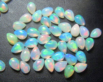 Flerfärgad etiopisk opal cabochon full flashig naturlig droppformad rund form smyckestillverkning grossist ädelsten 50 st storlek 5 x 7 MM