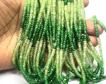 Peut inclure: Brins de perles de pierres précieuses vertes de différentes nuances, du vert citron clair au vert forêt foncé. Les perles sont petites et facettées, créant un effet scintillant. Les perles sont tenues dans une main.