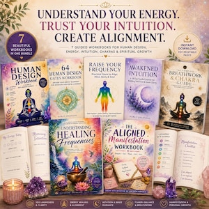 Può includere: Un pacchetto di sette quaderni di esercizi digitali per la crescita spirituale, con titoli come Human Design Workbook, Awakened Intuition e The Aligned Manifestation Workbook. Le copertine mostrano illustrazioni colorate di chakra, lune e natura.