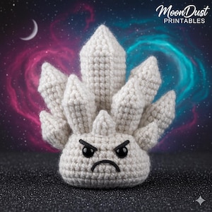 Puede incluir: Una figura de cristal blanca tejida con un rostro gruñón, ojos negros y una boca curvada. La figura tiene múltiples proyecciones puntiagudas. El fondo presenta un diseño de nebulosa con el texto "MoonDust Printables".