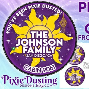 Może przedstawiać: Fioletowo-żółty okrągły wzór z tekstem "YOU'VE BEEN PIXIE DUSTED!" i "THE JOHNSON FAMILY SAN DIEGO, CA CABIN 9061". Projekt zawiera grafikę słońca i ilustrację wieży. Widoczne są również słowa "PRINT & CUT FROM HOME".