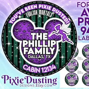 Op de afbeelding: Rond etiket met een paars en groen ontwerp met een feeënsilhouet en de tekst "You've Been Pixie Dusted!" en "The Phillip Family, Dallas, TX, Cabin 12134". Bevat een vel met bijpassende etiketten.