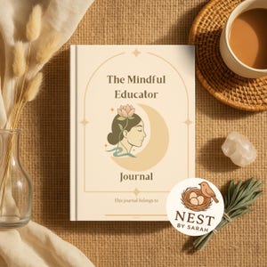Puede incluir: Un diario color crema titulado "The Mindful Educator Journal" con una ilustración floral y de media luna. Una pegatina con un diseño de pájaro y nido está junto al diario. El diario está sobre una superficie texturizada y marrón.