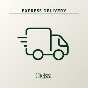 Può includere: Immagine di un camioncino di consegna verde scuro con linee di velocità, sotto le parole "EXPRESS DELIVERY". Il logo Chelsea Jewels Co. è in basso. Lo sfondo è beige chiaro.