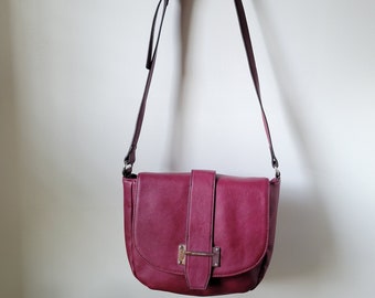 Vintage Liz Claiborne Red Berry Sling Bag Klappe front