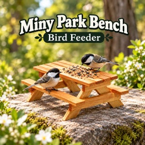 Könnte beinhalten: Ein Vogelfutterhaus in Form eines hölzernen Picknicktisches mit dem Text Miny Park Bench Bird Feeder darüber. Zwei kleine schwarz-weiße Vögel sitzen auf der hölzernen Tischplatte, die mit einer Mischung aus Vogelfutter bedeckt ist.