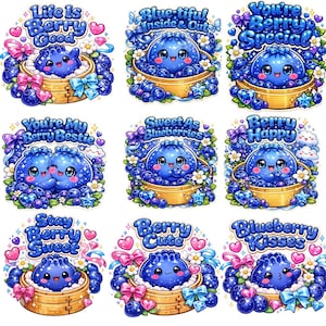 Puede incluir: Una colección de nueve diseños de pegatinas con arándanos antropomórficos de ojos grandes en cestas de madera, decorados con lazos, flores, corazones y estrellas. Cada pegatina incluye texto como Life Is Berry Good, Blue-tiful Inside & Out, You're Berry Special, You're My Berry Bestie, Sweet As Blueberries, Berry Happy, Stay Berry Sweet, Berry Cute y Blueberry Kisses.