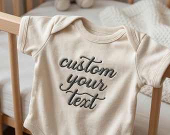 Body niemowlęce Onesie® z haftowanym tekstem – Body niemowlęce z monogramem – Ubranko dla noworodka – Prezenty do szpitala dla noworodków