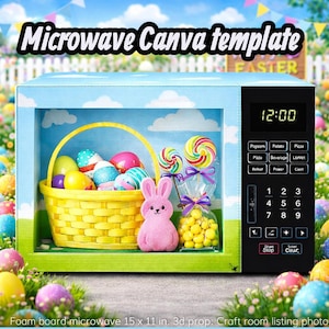 Può includere: Un'accessorio decorativo per microonde con un orologio digitale che mostra le 12:00. All'interno, un cestino giallo contiene uova di Pasqua, un coniglietto rosa e lecca-lecca. Il testo "Microwave Canva template" è in alto.