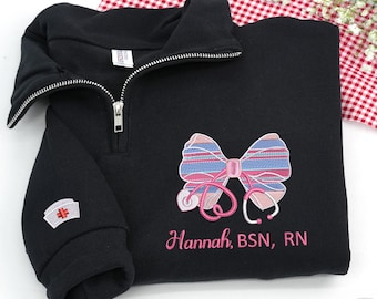 Sudadera de enfermera bordada con cremallera de un cuarto: diseño de estetoscopio con lazo