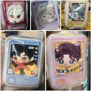 Puede incluir: Una colecci&oacute;n de cinco cabezas de mu&ntilde;ecos de peluche dentro de estuches de exhibici&oacute;n individuales de pl&aacute;stico transparente. Cada estuche presenta un marco impreso con iconos de estilo digital y texto en japon&eacute;s.