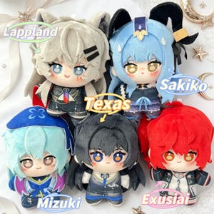 May include: A collection of six plush dolls with anime-style features. Each doll has a unique hairstyle and outfit, with names like "Lappland," "Sakiko," and "Exusiai" displayed on labels. The dolls are set against a backdrop of decorative stars.