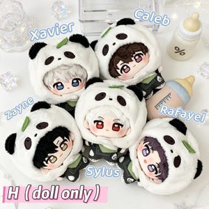 Puede incluir: Cinco mu&ntilde;ecos de peluche con capuchas blancas de panda y detalles de hojas verdes. Cada mu&ntilde;eco tiene un color de pelo distinto y expresiones faciales bordadas. Los nombres Xavier, Caleb, Zayne, Rafayel y Sylus aparecen junto a ellos. El texto H (doll only) es visible abajo.