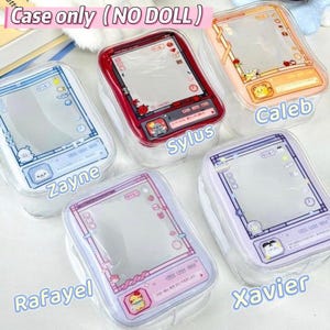 Puede incluir: Cinco cajas de exhibici&oacute;n rectangulares de pl&aacute;stico transparente para mu&ntilde;ecos, cada una con un marco de color &uacute;nico y un dise&ntilde;o de interfaz impreso. Las cajas est&aacute;n etiquetadas como Zayne en azul, Sylus en rojo, Caleb en naranja, Rafayel en rosa y Xavier en morado.