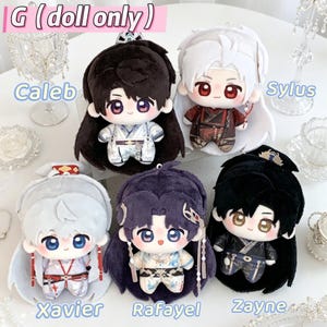 Puede incluir: Cinco mu&ntilde;ecos de peluche etiquetados como Caleb, Sylus, Xavier, Rafayel y Zayne. Cada mu&ntilde;eco presenta colores de pelo distintos, incluyendo negro, blanco y morado, y viste trajes detallados. Tienen grandes ojos bordados y cuerpos suaves.