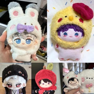 Puede incluir: Una colecci&oacute;n de cinco mu&ntilde;ecos de peluche con varios dise&ntilde;os de personajes. Cada mu&ntilde;eco lleva una capucha suave &uacute;nica, incluyendo un conejo blanco con un lazo morado, un pollito amarillo con una boina roja, una capucha de animal negra, una manzana roja y una criatura blanca.
