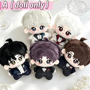 Puede incluir: Cinco mu&ntilde;ecos de peluche con rasgos faciales y cabello bordados, cada uno con un traje de esmoquin formal. Los mu&ntilde;ecos tienen colores de cabello variados que incluyen blanco, negro, morado oscuro y marr&oacute;n, con trajes detallados y pajaritas.