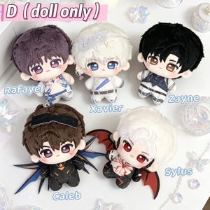 Puede incluir: Cinco mu&ntilde;ecos de peluche etiquetados como D (doll only) que representan a los personajes Rafayel, Xavier, Zayne, Caleb y Sylus. Cada mu&ntilde;eco tiene colores de pelo, expresiones faciales y atuendos distintos, incluyendo alas en Caleb y Sylus.