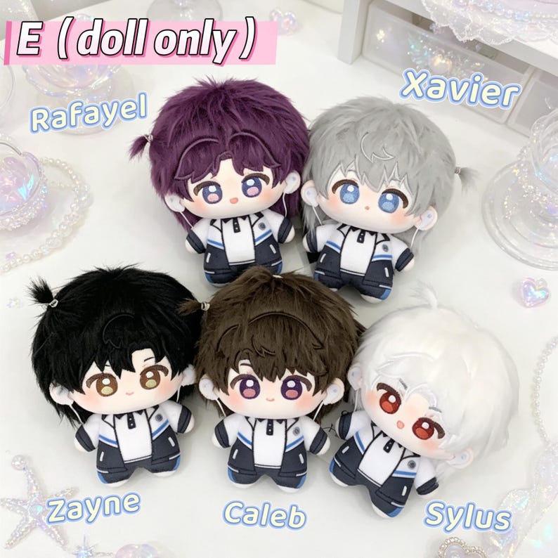 Puede incluir: Cinco mu&ntilde;ecos de peluche con colores de pelo distintos, incluyendo morado, gris, negro, marr&oacute;n y blanco. Cada mu&ntilde;eco viste una camisa de cuello blanca y azul oscuro con detalles azules. El texto E (doll only) aparece arriba, con los nombres Rafayel, Xavier, Zayne, Caleb y Sylus etiquetados cerca de cada figura correspondiente.