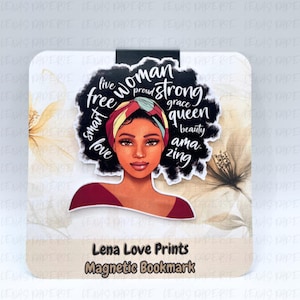 Puede incluir: Un marcap&aacute;ginas magn&eacute;tico con una ilustraci&oacute;n de una mujer con un pa&ntilde;uelo colorido y afro. Las palabras "live free, woman, proud, strong, smart, love, queen, beauty, amazing" est&aacute;n escritas a su alrededor. El marcap&aacute;ginas tiene el texto "Lena Love Prints Magnetic Bookmark".
