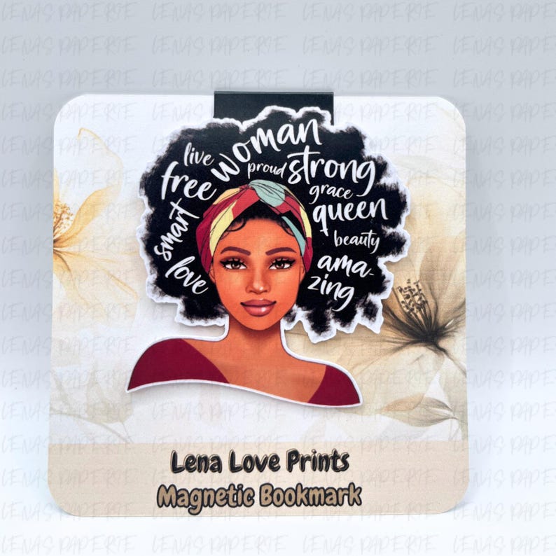 Puede incluir: Un marcap&aacute;ginas magn&eacute;tico con una ilustraci&oacute;n de una mujer con un pa&ntilde;uelo colorido y afro. Las palabras "live free, woman, proud, strong, smart, love, queen, beauty, amazing" est&aacute;n escritas a su alrededor. El marcap&aacute;ginas tiene el texto "Lena Love Prints Magnetic Bookmark".