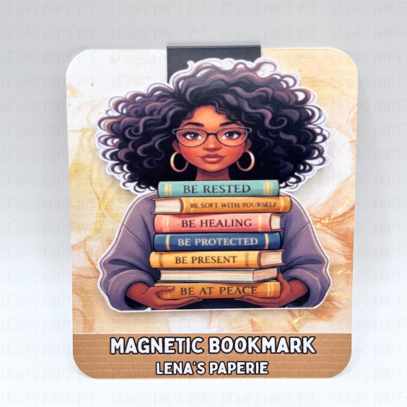 Pode incluir: Marcador de livros magn&eacute;tico com uma ilustra&ccedil;&atilde;o de uma pessoa segurando uma pilha de livros com t&iacute;tulos inspiradores. O marcador de livros tem uma borda marrom com o texto "MAGNETIC BOOKMARK" e "LENA'S PAPERIE". A pessoa tem cabelo encaracolado, &oacute;culos e brincos de argola dourados.