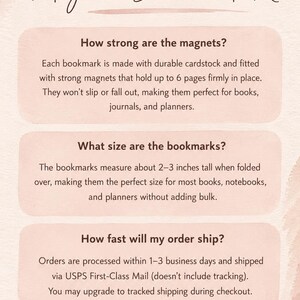 以下が含まれることがあります： 手書きフォントで「Magnetic Bookmark FAQ」と書かれたグラフィック。 磁石の強さ、ブックマークのサイズ（約5〜7.6cmの高さ）、発送に関する質問に答えています。