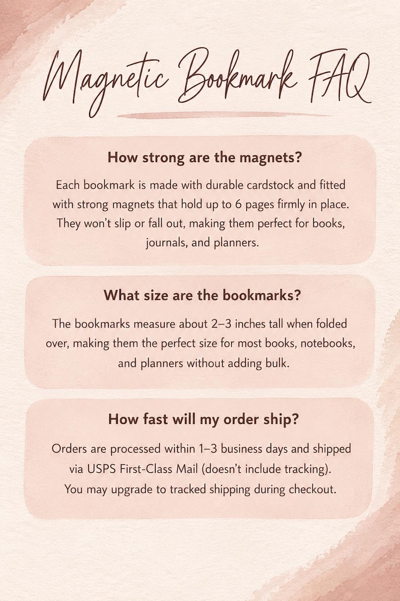 以下が含まれることがあります： 手書きフォントで「Magnetic Bookmark FAQ」と書かれたグラフィック。 磁石の強さ、ブックマークのサイズ（約5〜7.6cmの高さ）、発送に関する質問に答えています。
